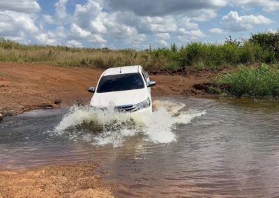 Jipe 4x4 a cruzar pequeno rio com água pela roda, em expedição off-road em Angola