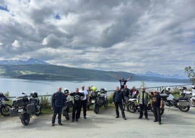 Grupo de motociclistas a viajar pelo Fiordes da Noruega