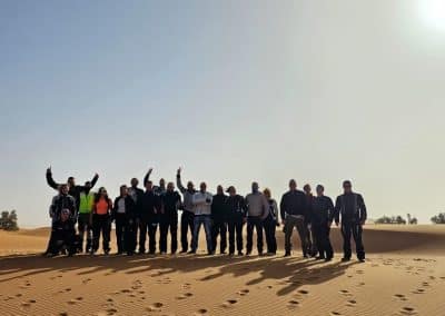 Grupo de viajantes das dunas de Merzouga em mais um moto tour