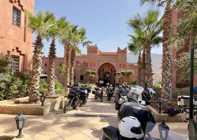 Grupo a chegar ao hotel em marrocos com as suas BMW GS