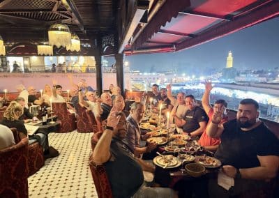 Grupo de uma viagem Pegadas n'Aventura e jantar na medina de Marraquexe