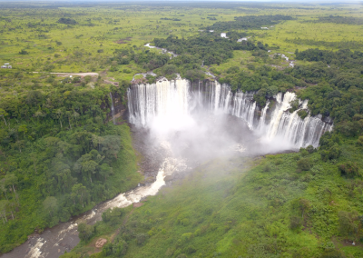Foto de drone: Vista da dimensão total das Quedas de Água da Kalandula em Angola, com a força da cascata em primeiro plano