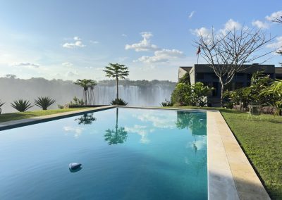 Vista panorâmica das Quedas de Água da Kalandula em Angola, capturada da piscina do lodge de alojamento