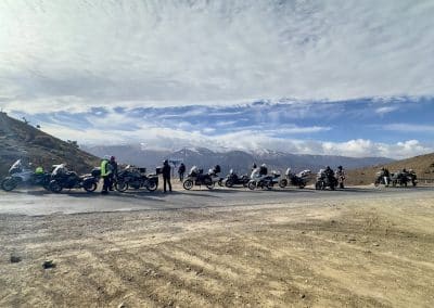 Viagem de moto organizada em Marrocos com grupo de motociclistas em estrada de montanha, parte de um round tour de aventura liderado pela Pegadas n’Aventura