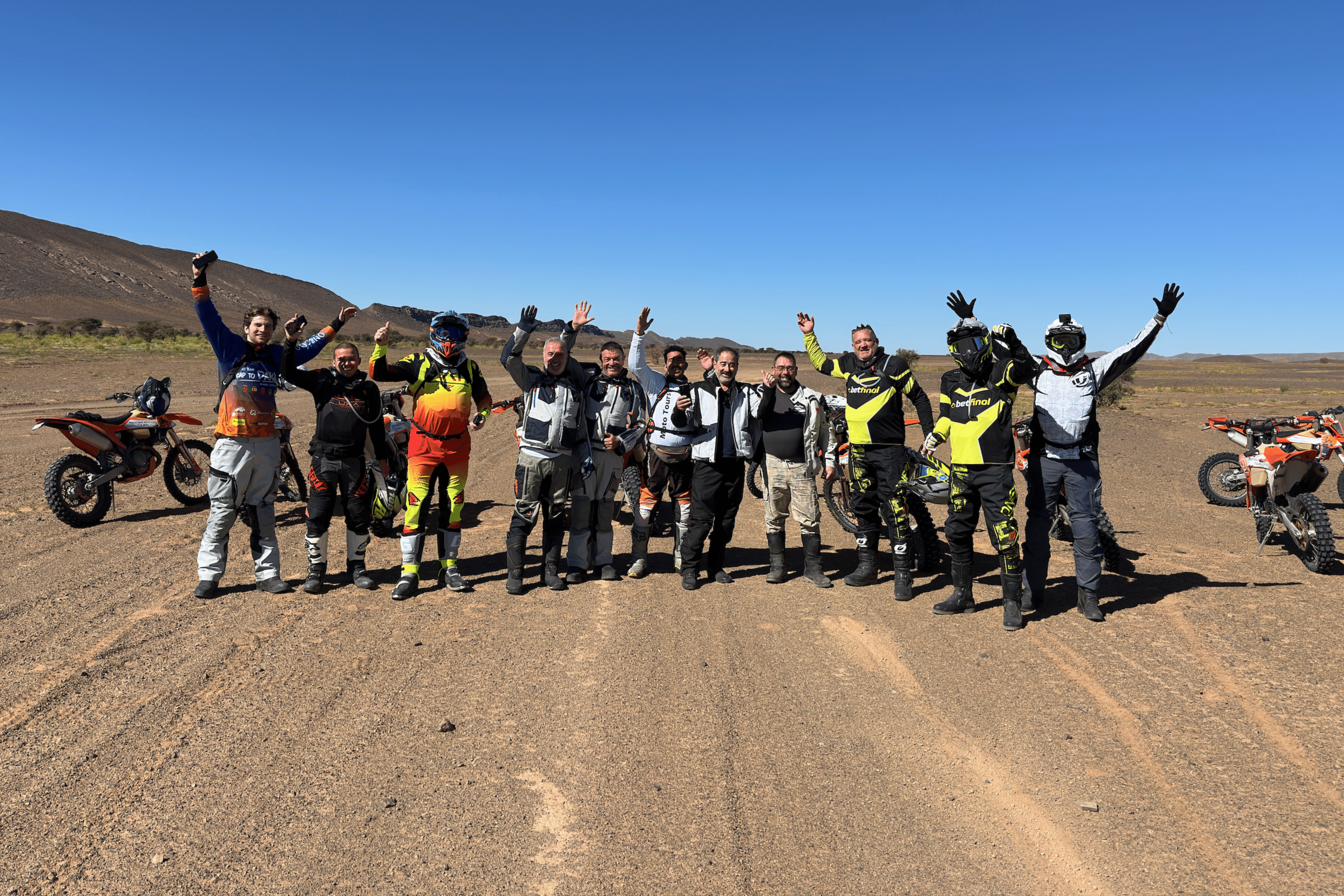 Grupo de motociclistas em viagem off-road no deserto de Marrocos, durante o programa Merzouga Experience da Pegadas n’Aventura.