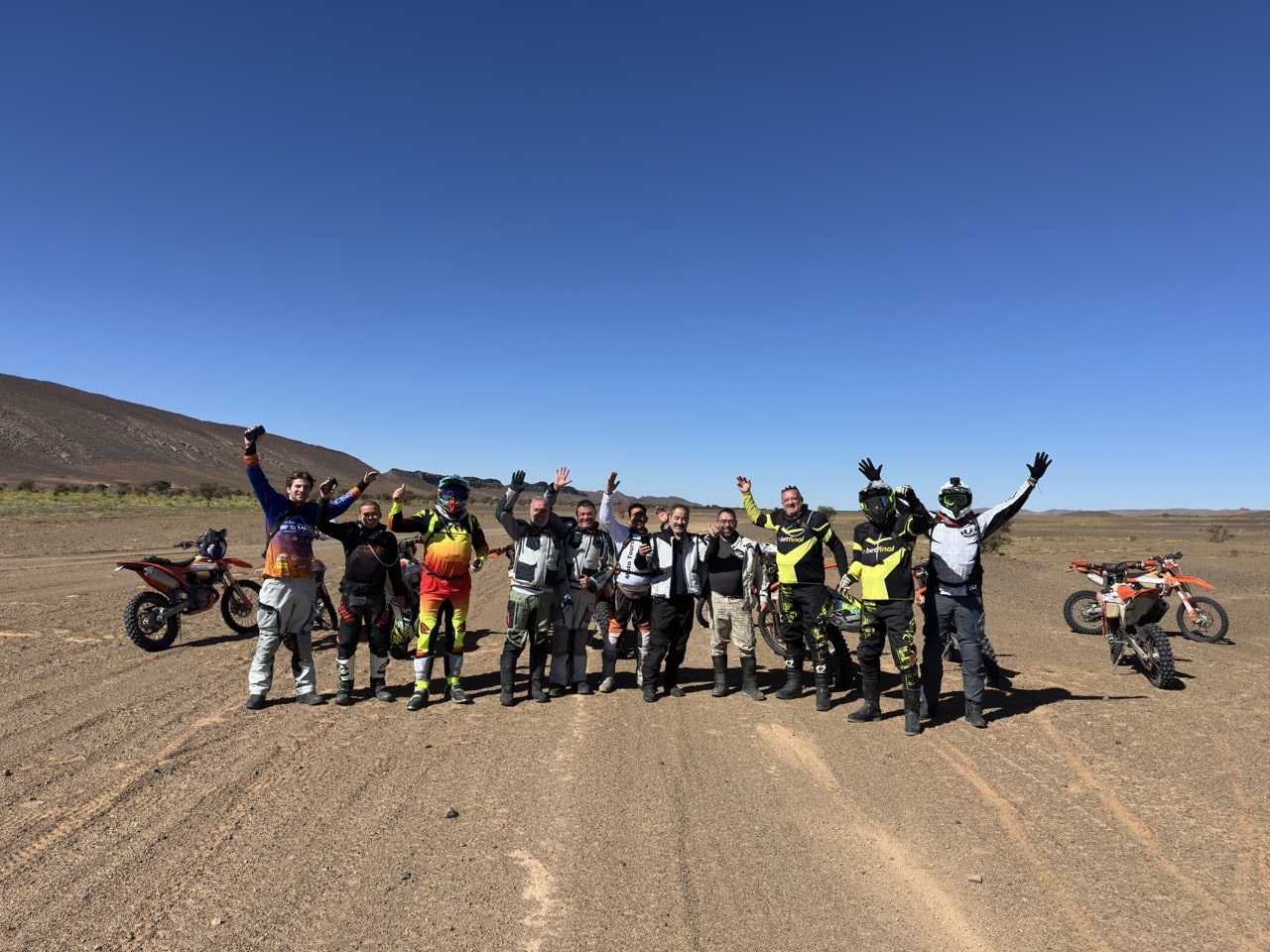 Grupo de motociclistas em viagem off-road no deserto de Marrocos, durante o programa Merzouga Experience da Pegadas n’Aventura.